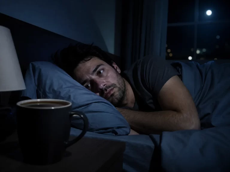 Een slapeloze nacht na te veel koffie, met vermoeide ogen in het donker.